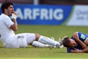 Suárez y Chiellini, tras el incidente del mordisco en el Mundial de Brasil.-Foto: AFP / JAVIER SORIANO