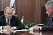 Vladimir Putin con su ministro de Defensa, Sergei Shoigu, durante la reunión mantenida en el Kremlin.-AP / ALEXEI NIKOLSKY