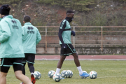 Admonio en un entrenamiento de esta semana con el Numancia en el anexo de Los Pajaritos. MARIO TEJEDOR