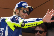 Valentino Rossi saluda desde el podio de Alcañiz.-EFE / JAVIER CEBOLLADA