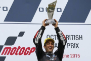 Johann Zarco celebra su victoria en Moto2 en el podio de Slilverston, este domingo.-REUTERS