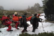 Un momento del rescate de un montañero, ayer, en El Moncayo.-GUARDIA CIVIL