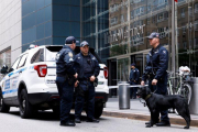 Varios policias montan guardia en el exterior del edificio evacuado de Time Warner  sede de la CNN  en Nueva York  Estados Unidos.-EPA