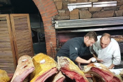 José Gordón con su equipo de cocina. El Capricho ofrece una oportunidad de sabores, texturas y aromas en torno a la carne de buey de razas autóctonas e ibéricas.-- L. P.