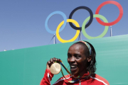 Jemima Sumgong, con la medalla de oro, en Río.-AFP