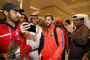 Aficionados catarís se hacen fotos con Messi en el aeropuerto de Doha.-FCB / MIGUEL RUIZ