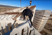 Escalada de los jóvenes haciendo parkour en las Cúpulas. HDS