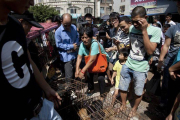 La activista Xiaoyun compra perros para evitar que sean sacrificados en el festival de carne de Yulin.-Foto: STR / AFP