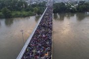 Vista aérea del puente de la frontera entre Guatemala y México en Ciudad Hidalgo (Chaipas), llena de integrantes de la caravana de hondureños, el 20 de octubre del 2018-AFP / PEDRO PARDO