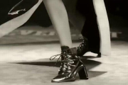 La supermodelo ha diseñado las 'Gigi's boot', un modelo de alta que ha creado para Stwart Weitzman.-EL PERIÓDICO
