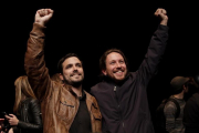 Iglesias y Garzón presentan el acuerdo en la Sala Mirador, en el barrio de Lavapiés (Madrid).-JOSÉ LUIS ROCA