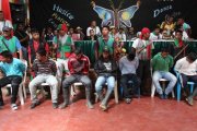 Los siete guerrilleros de las FARC durante el juicio del tribunal indígena.-Foto: REUTERS