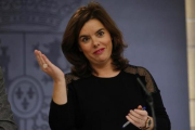 La vicepresidenta, Soraya Saénz de Santamaría, este viernes en la rueda de prensa posterior al Consejo de Ministros.-DAVID CASTRO
