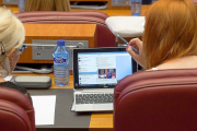 Dos procuradoras de Podemos comentan la actualidad delante de un ordenador.-P. REQUEJO