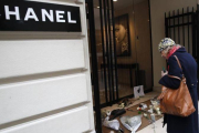 Flores en recuerdo de Lagerfeld en una boutique Chanel de París.-AP / CHRISTOPHE ENA