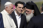 El Papa, recibido por el primer ministro griego, Alexis Tsipras, y el patriarca de la iglesia ortodoxa griega, Bartolomé I, en Lesbos.-ALKIS KONSTANTINIDIS / REUTERS