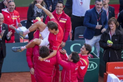 Manteo a Ferrer tras la victoria de España sobre Alemania en la Copa Davis, en abril del 2018. /-MIGUEL LORENZO