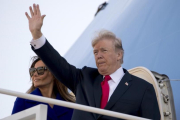 Trump y Melania Trump antes de abordar el Air Force One para iniciar su largo periplo por Asia.-AP / ANDREW HARNIK