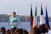 La cancillera alemana en el portaviones Garibaldi.-ROBERTA BASILE / AP