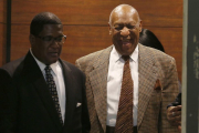 Bill Cosby sale de un ascensor, en la corte judicial de Norristown, Pennsylvania, donde está siendo juzgado.-REUTERS
