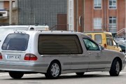 Vehículo de una funeraria en el Hospital Santa Bárbara el pasado domingo. MARIO TEJEDOR
