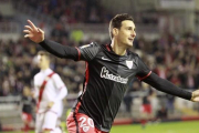 Aduriz celebra un gol, esta temporada.-EFE / VICTOR LERENA