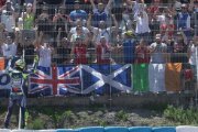 Valentino Rossi celebra con la grada su victoria en Jerez.-MIRCO LAZZARI
