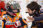 Santi Hernández, ingeniero de Marc Márquez, dialoga, en el box de Repsol-Honda, con el tricampeón catalán de MotoGP en Cheste (Valencia).-/ MIGUEL LORENZO