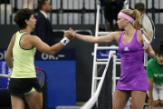 a italiana Camila Giorgi (d) saluda a su rival española Carla Suárez tras imponerse en su partido de la segunda ronda del torneo de Biel.-EFE