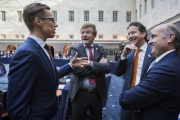 El ministro de Economía español en funciones, Luis de Guindos, el presidente del Eurogrupo, Jeroen Dijsselbloem, el ministro belga de Finanzas John Robert Overtveldt  y el ministro finlandés de Finanzas Alexander Stubb durante la reunión del Ecofin.-EFE / BART MAAT