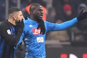 Kalidou Koulibaly se queja tristemente por su expulsión tras haber pasado todo el partido oyendo como le insultaban los hinchas del Inter-REUTERS / ALBERTO LINGRIA