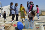 La ganadora más joven del Nobel de la paz, Malala Yousafzai, en un campo de refugiados en Líbano, donde abrirá un colegio para mejorar la calidad de vida de quienes viven allí.-Foto:   EFE / WAEL HAMZEH