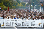 Manifestación de familiares de presos etarras reivindicando un cambio de política penitenciaria, en San Sebastián.-EFE/ JUAN HERRERO