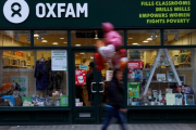 Un peatón pasa por delante de una tienda de Oxfam, en Londres, el 12 de febrero.-/ REUTERS / PETER NICHOLLS