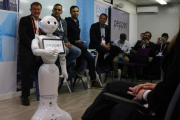 El robot Pepper durante la demostración en el salón 4YFN.-EL PERIÓDICO