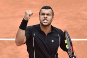 Tsonga celebra el pase a cuartos de final de Roland Garros tras superar a Berdych.-Foto:   AFP / PASCAL GUYOT