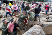Rescate en la ciudad colombiana de Mocoa.-EFE