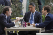 El presidente del Gobierno, Mariano Rajoy, con el vicesecretario de comunicación del PP, Pablo Casado, y el líder del PPC, Xavier García Albiol.  / TAREK-