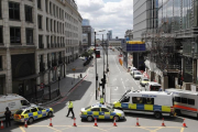 Furgonetas de la policía bloquean el acceso en el área del Puente de Londres.-FRANK AUGSTEIN