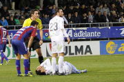 Javier del Pino en el momento de sufrir la lesión en Eibar. / ÁREA 11-