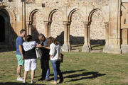 Turistas en los arcos de San Juan de Duero.-VALENTÍN GUISANDE