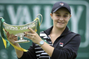 Barty, con el trofeo de campeona en Birmingham.-AP