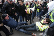 La policía británica y otros manifestantes separan a un partidario y un detractor del brexit en una marcha en Londres.-DANIEL LEAL-OLIVAS (AFP)