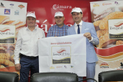 Enrique Ruiz y Juanjo Delgado, de la Marca de Garantía Torrezno de Soria, y Ángel Romera, del RíoDuero.-Valentín Guisande