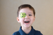 Un niño con un colorido parche para el tratamiento de su visión. HDS