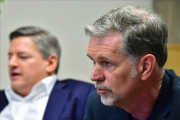 Ted Sarandos y Reed Hastings, director de contenidos y fundador y CEO de Netflix, en la presentación de nuevas producciones de la plataforma de 'streaming', en Berlín.-JOHN MACDOUGALL