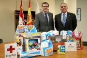El vicepresidente de Cruz Roja en Castilla y León, José Ignacio de Luis Páez, y el director de Instituciones de Caixa Bank en Castilla y León, Gerardo Revilla-Ical