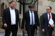 Oriol Junqueras, el president Carles Puigdemont y Jordi Turull se dirigen a la reunión del Govern, esta mañana.-RICARD CUGAT