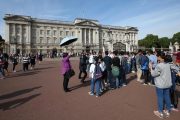 Un grupo de turistas, frente al palacio de Buckingham, el sábado 26 de agosto-REUTERS / PAUL HACKETT