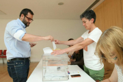 El secretario federal de Cultura y de Movimientos Sociales del PSOE, Iban García del Blanco, deposita su voto en Cortiguera (León)-ICAL